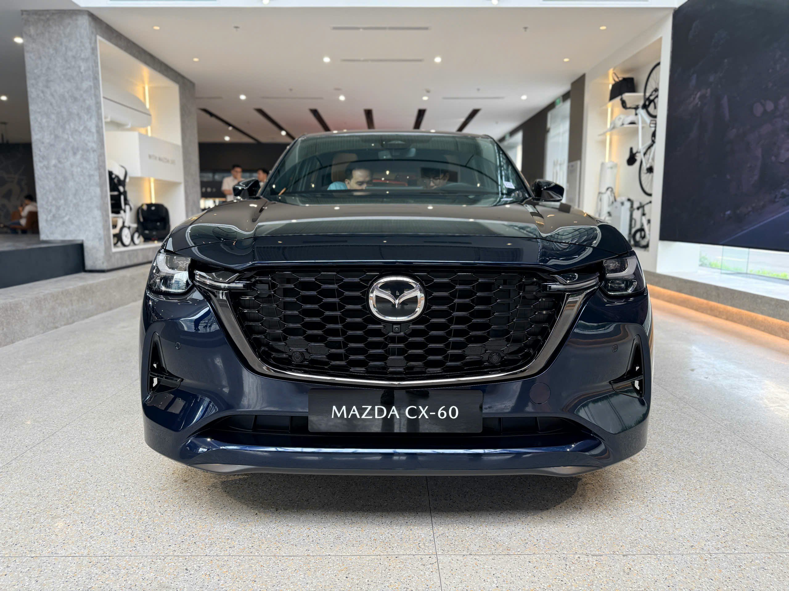 Mazda CX-60 được trang bị cụm đèn chiếu sáng chính với dải LED định vị ban ngày được thiết kế mới lạ.