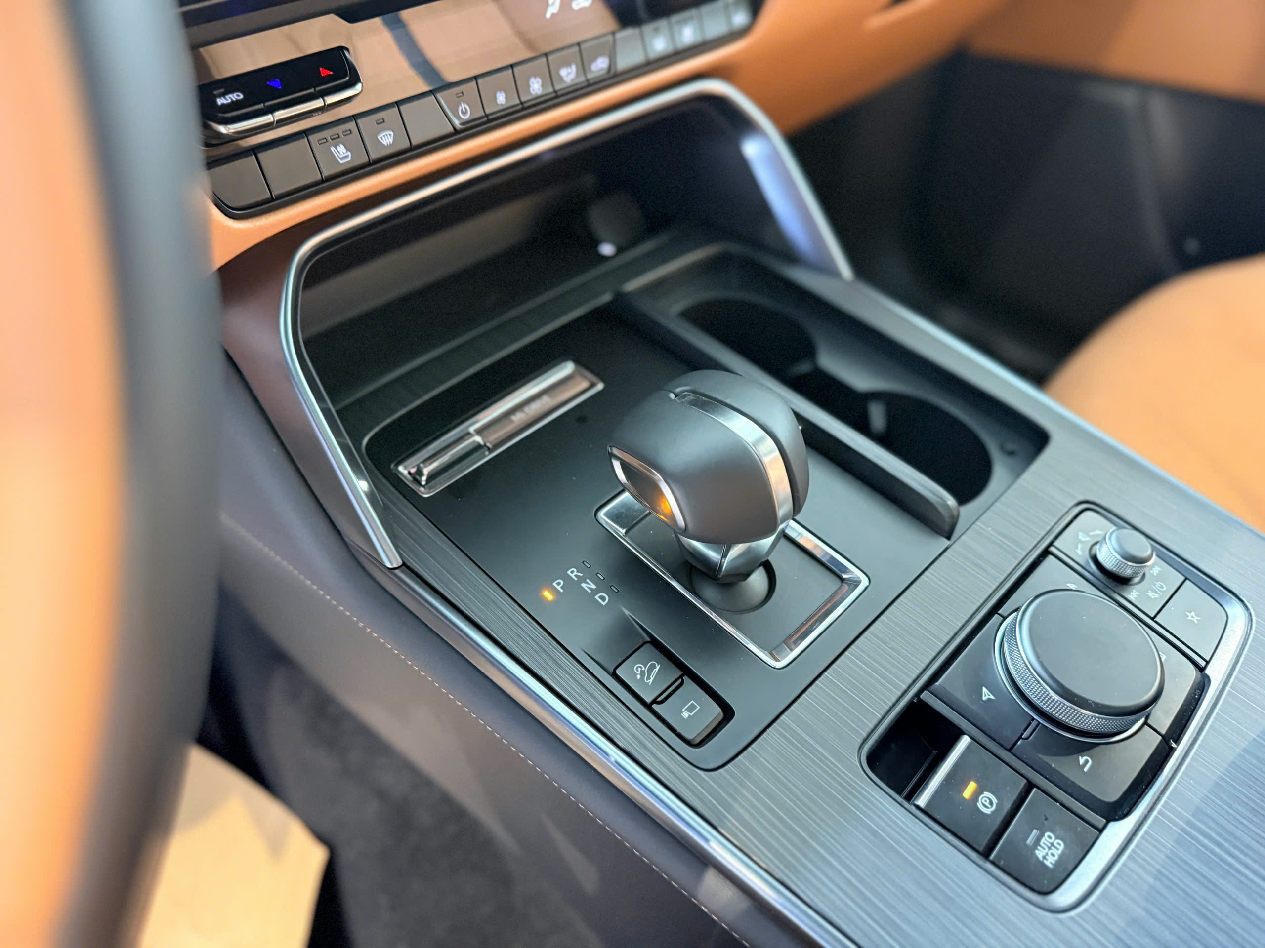 Biến thể này kết hợp động cơ xăng I4, dung tích 2.5L e-Skyactiv với mô-tơ điện.