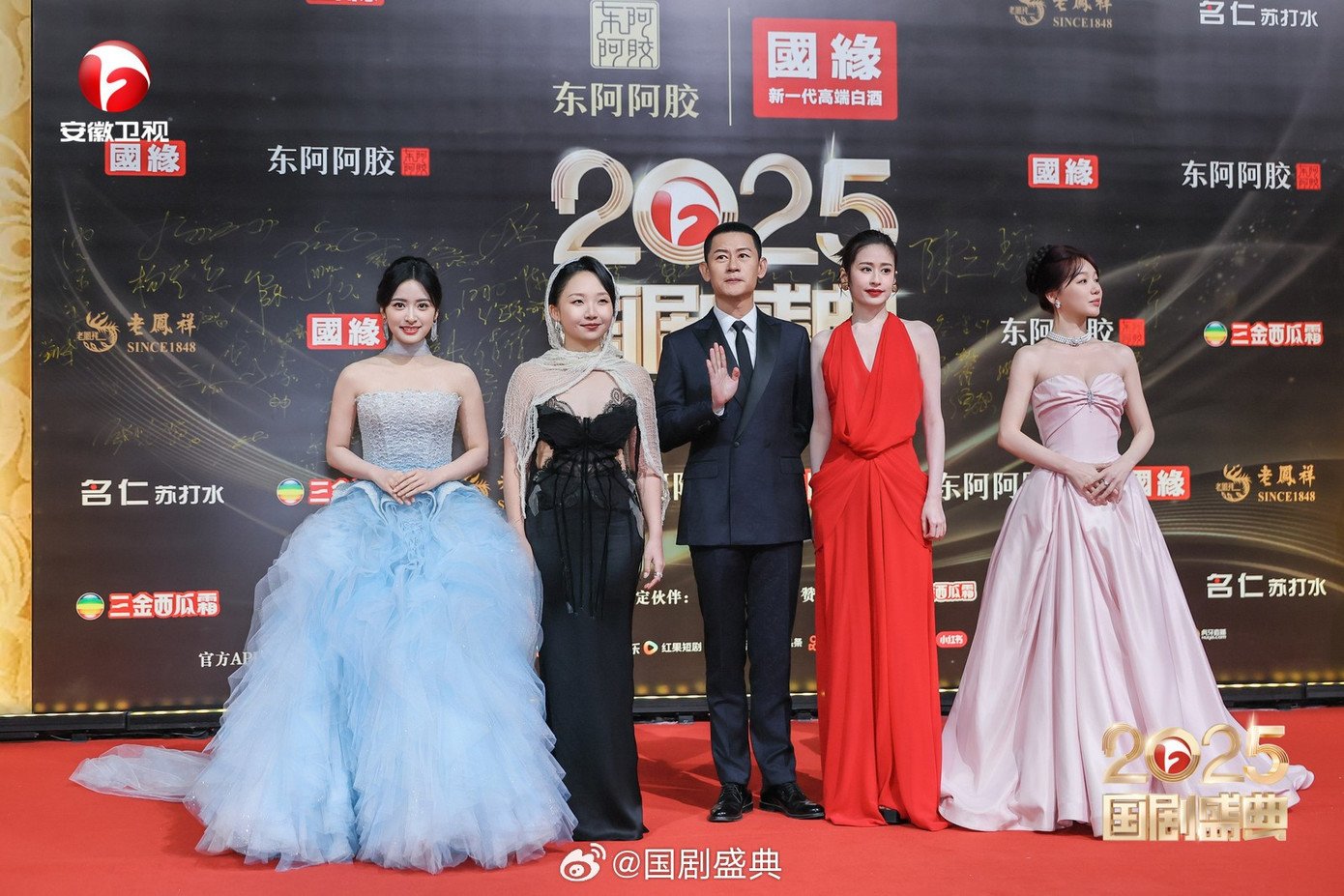 Các mỹ nhân Cbiz lại mang đến "bản hoà tấu" sắc màu với những bộ váy áo lộng lẫy, đa dạng phong cách.