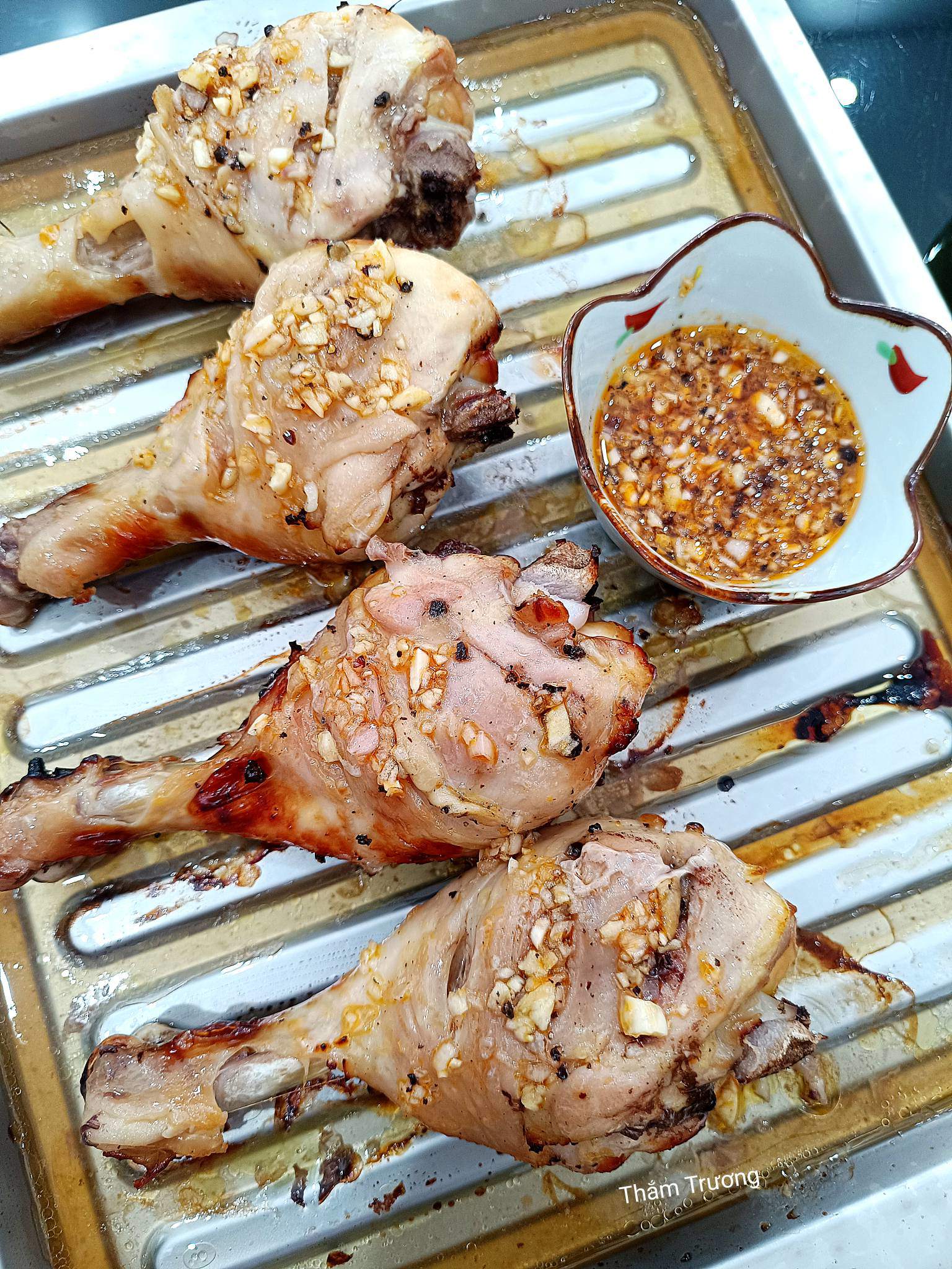 Đùi gà nướng ăn cùng cơm nóng, dưa chua hoặc dưa góp rất ngon!