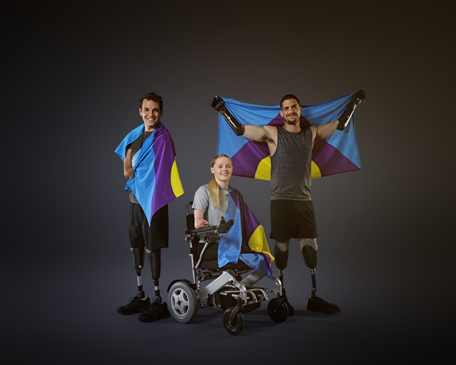 Ba vận động viên đồng hành dự án “Lá cờ đẩy lùi viêm màng não”. Ảnh: Sanofi