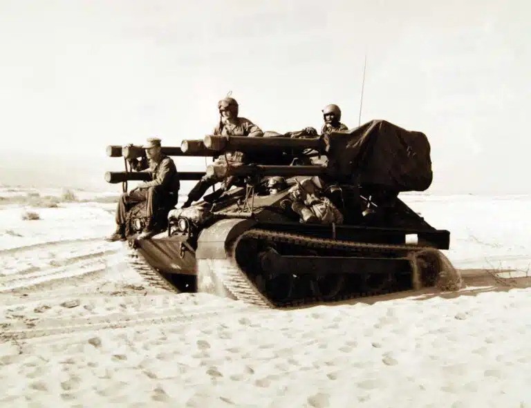 Một chiếc xe tăng của thủy quân lục chiến Mỹ băng qua bãi biển Red Beach vào ngày 16/7. Ảnh: U. S Navy