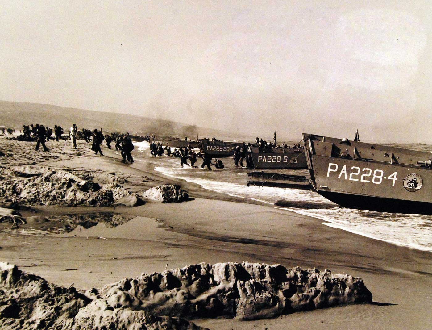 Lính Mỹ đổ bộ lên bãi biển Red Beach trong chiến dịch Blue Bat năm 1958. Ảnh: NARA