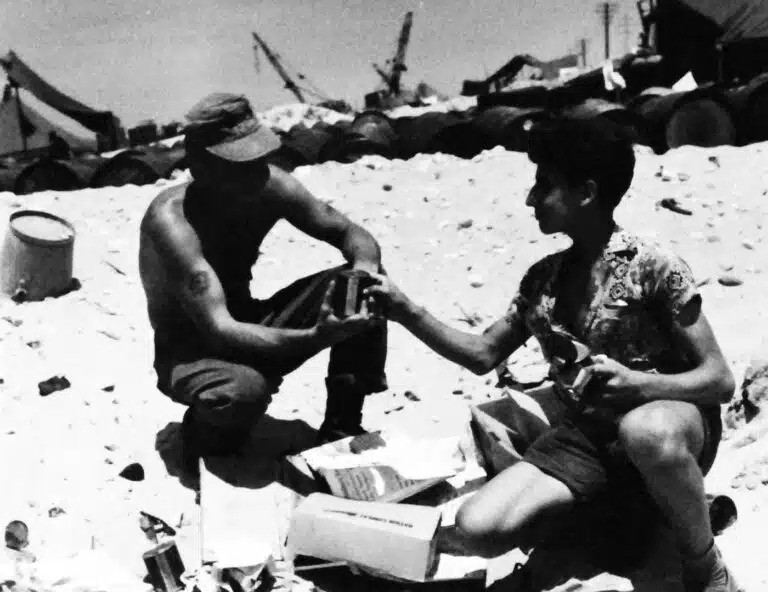 Lính Mỹ chia sẻ khẩu phần ăn với một người dân Lebanon trên bãi biển năm 1958. Ảnh: NARA