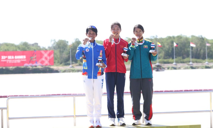 Hồ Thị Duy (giữa) giành HCV cảm xúc