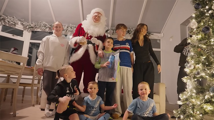 Haaland hoàn thành buổi phát quà Giáng sinh