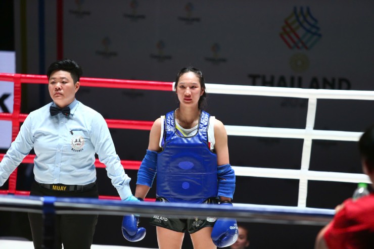 Hotgirl Muay 2 lần đấm võ sĩ Thái Lan ngã quỵ, hiên ngang lấy HCV SEA Games - 4
