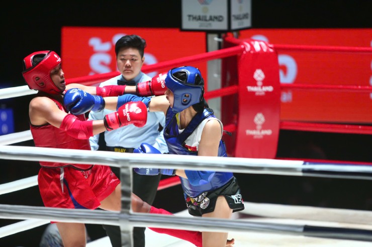 Phương Hậu (giáp xanh) thi đấu áp đảo võ sĩ chủ nhà