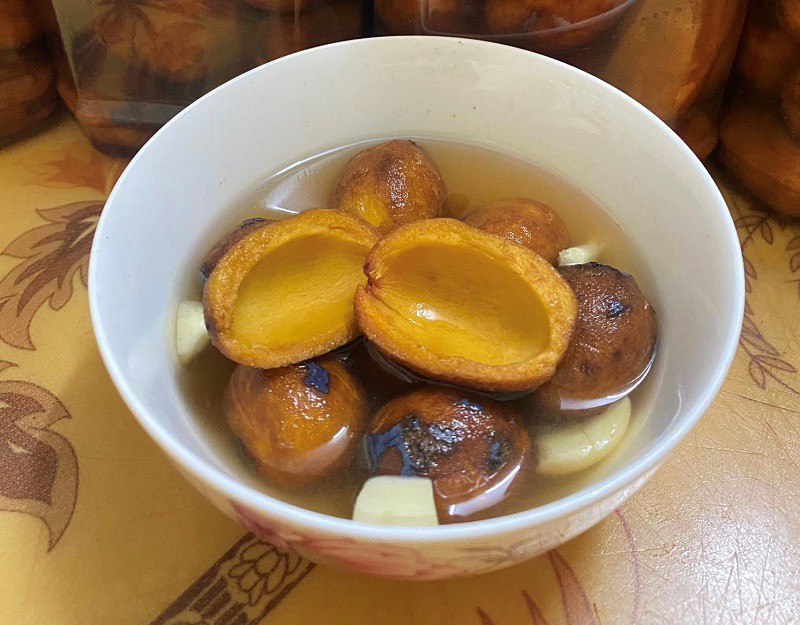 Quả cọ ngâm mắm tỏi được nhiều người làm để ăn với cơm. (Ảnh: Hải Yến).