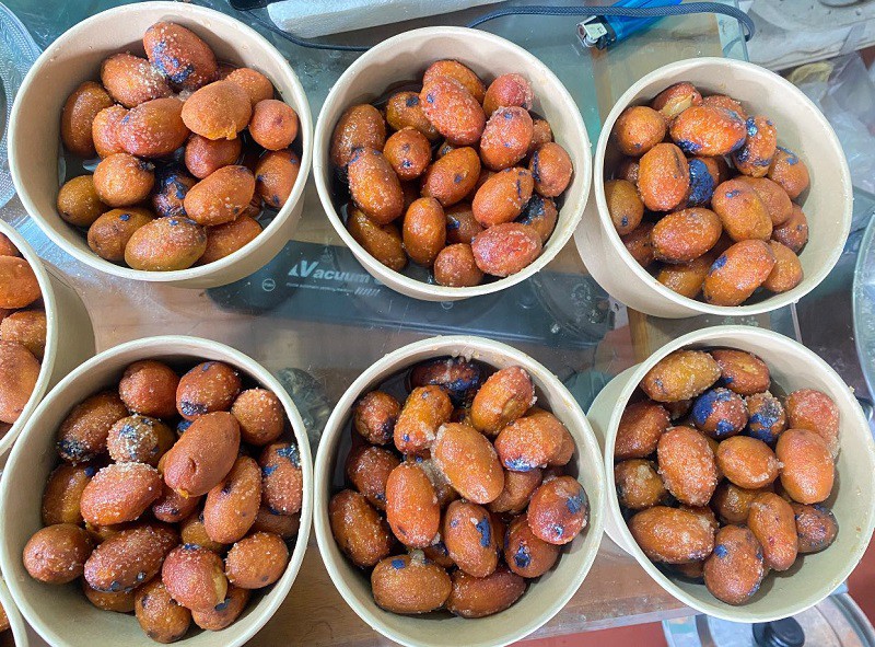 Ngoài bán cọ sống, cọ ỏm sẵn, chị Yến còn làm cọ ngâm mắm bán cho mọi người có nhu cầu. (Ảnh: Hải Yến).