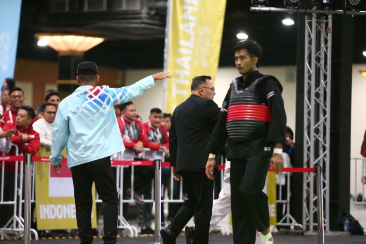 Võ sĩ Thái Lan liên tục chơi xấu tuyển thủ Tấn Sang