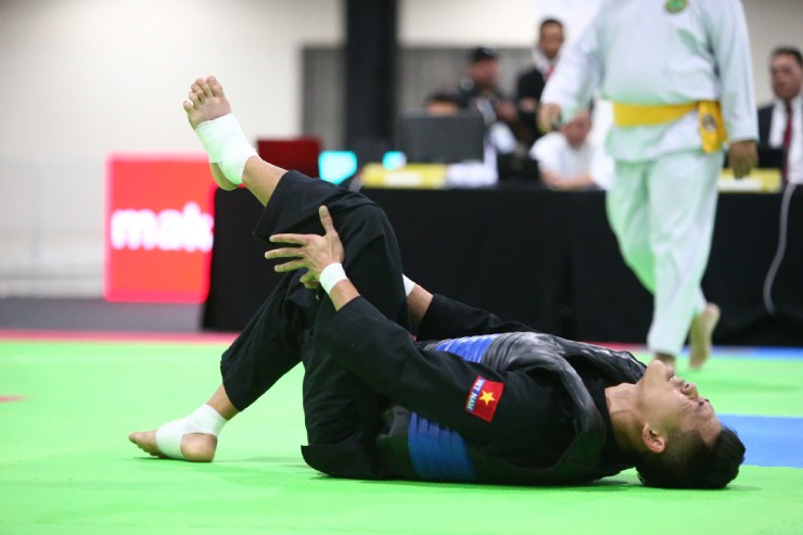 Tấn Sang liên tục phải nằm ôm gối vì đối thủ triệt hạ vùng chấn thương