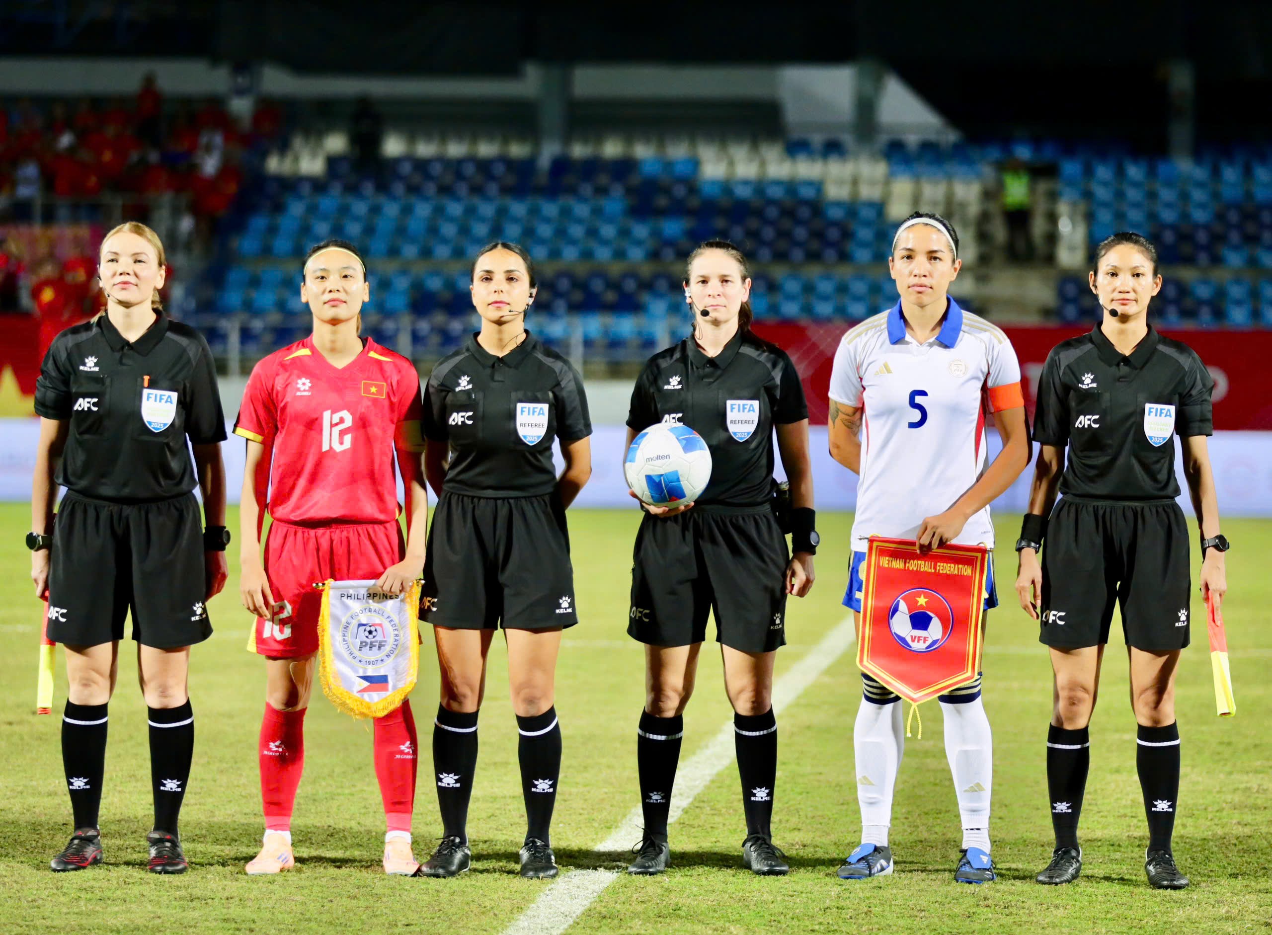 Rực lửa chung kết bóng đá nữ SEA Games: Những chiến binh áo đỏ vượt gian khó - 1