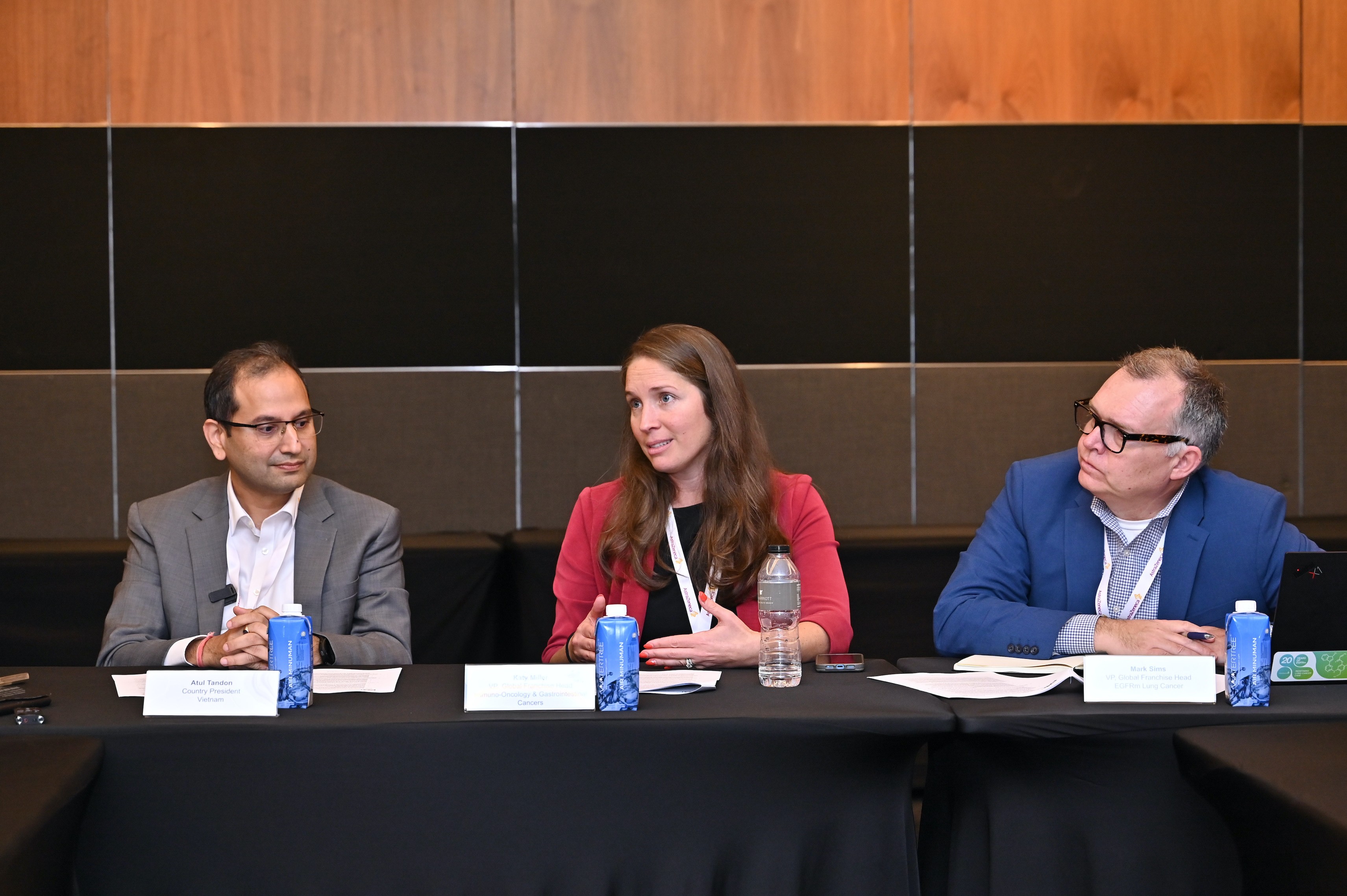 Đại diện AstraZeneca chia sẻ tại buổi họp cùng các đơn vị báo chí trong khu vực.