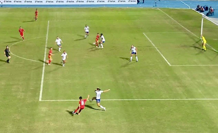 Pha quay chậm cho thấy Bích Thùy chưa hề việt vị