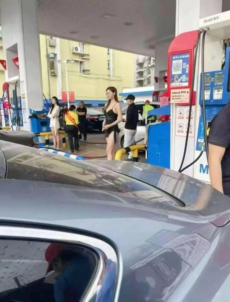 Trạm xăng gây tranh cãi khi thuê người mẫu mặc đồ “mát mẻ” đón khách - 1