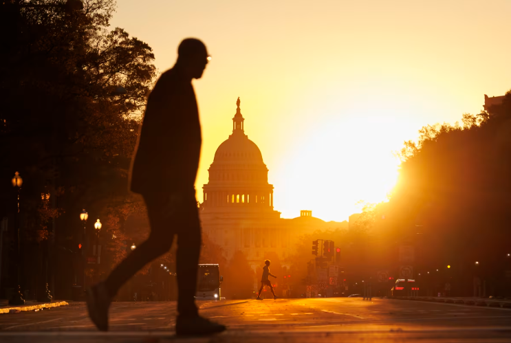 Tỷ lệ thất nghiệp lên đỉnh 4 năm, kinh tế Mỹ đang ra sao? - 1