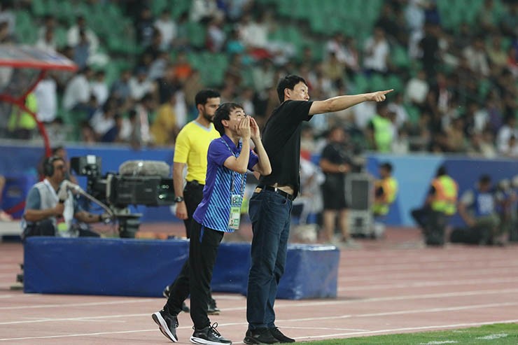 HLV Kim Sang Sik hướng đến cột mốc mới