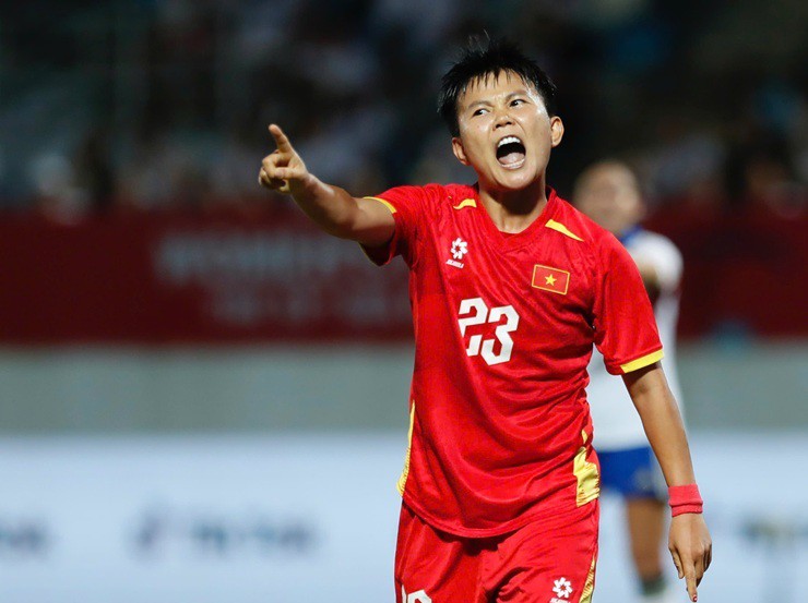 Bích Thùy bị trọng tài "cướp" bàn thắng trong hiệp 1