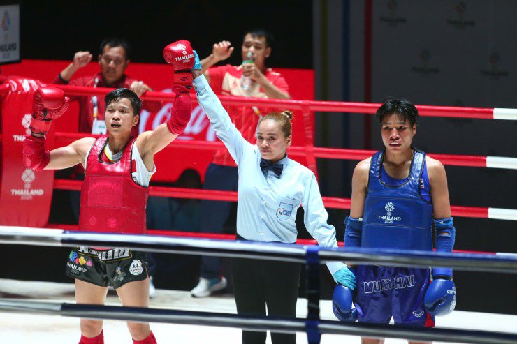 Nguyễn Thị Chiều (giáp đỏ) mang về chiến thắng thứ 2 cho Muay trước võ sĩ Thái Lan 