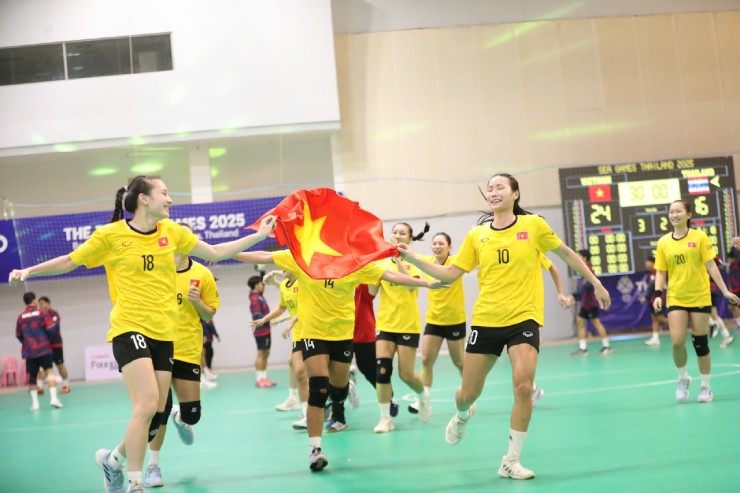 Bóng ném nữ lên ngôi sau trận đấu nhiều khó khăn với chủ nhà Thái Lan. Ảnh: Lê Phong