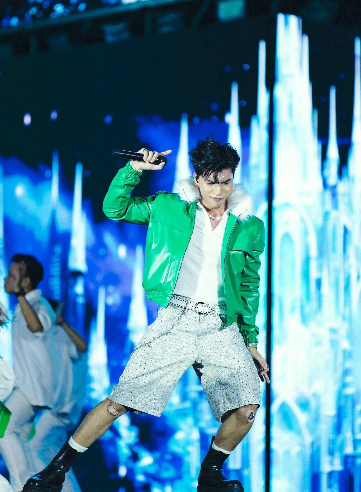 Phong độ thời trang của HIEUTHUHAI khiến cảm xúc của fan "lên xuống" chóng mặt - 6