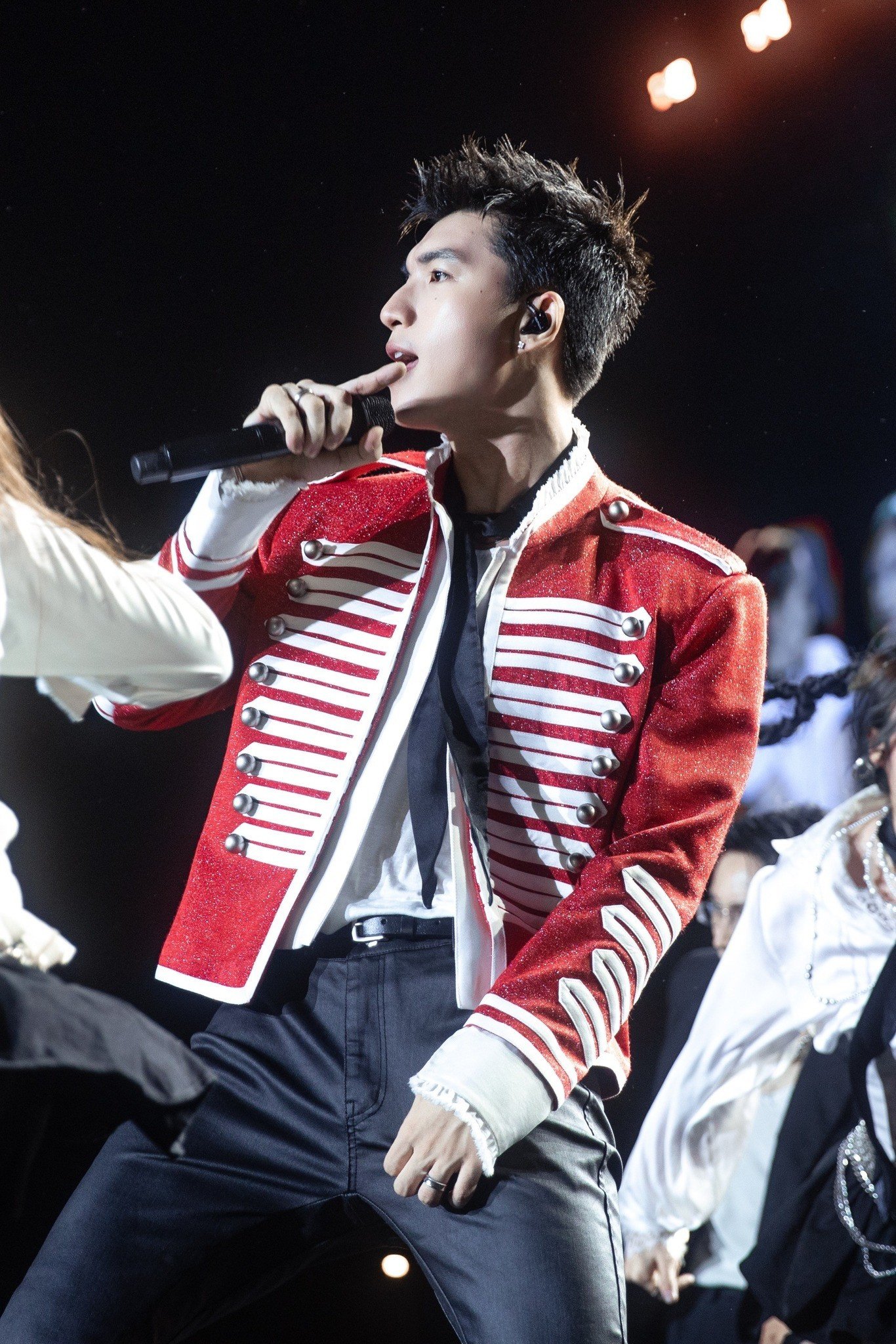 Phong độ thời trang của HIEUTHUHAI khiến cảm xúc của fan "lên xuống" chóng mặt - 10