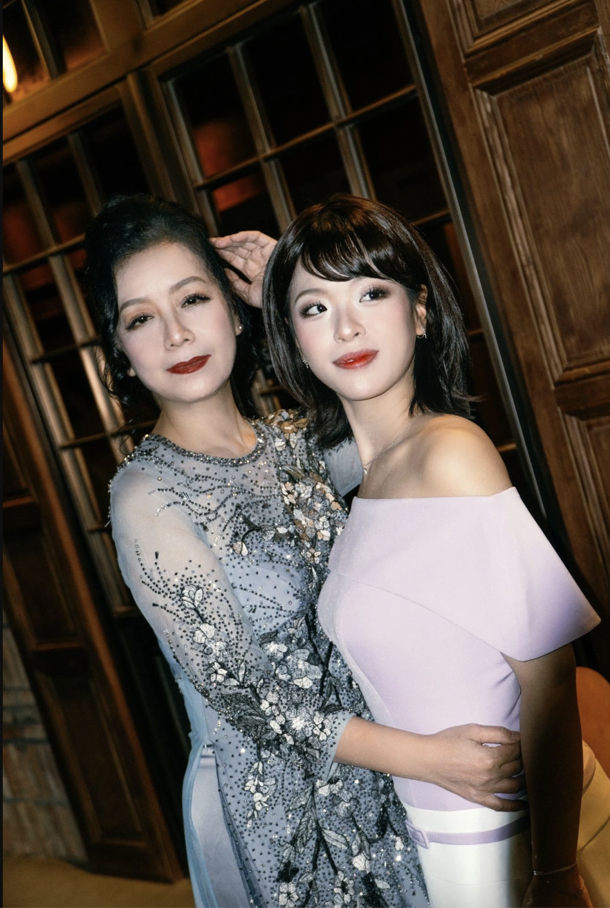 Hồng Khanh (SN 2004) là con gái út của NSƯT Chiều Xuân và nhạc sĩ Đỗ Hồng Quân. Từ nhỏ, Hồng Khanh sớm tiếp xúc với âm nhạc, từng tham gia Giọng hát Việt nhí năm 2013. Mới đây, con gái NSƯT Chiều Xuân gây chú ý khi đóng chính trong phim điện ảnh "Thế hệ kỳ tích".