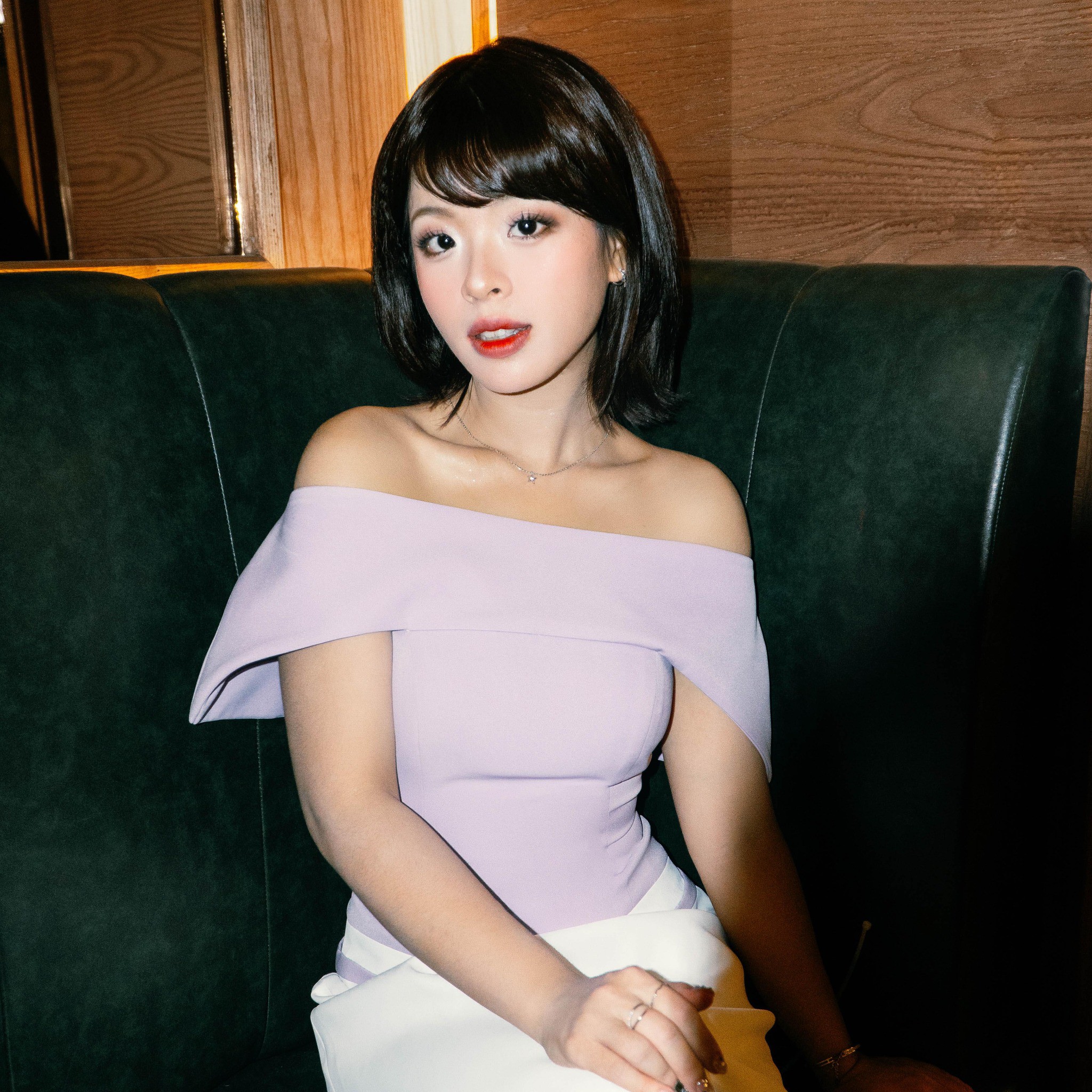 Có thể thấy, Hồng Khanh đã "lột xác" ngoạn mục từ cô bé Giọng hát Việt nhí năm 2013 gương mặt bầu bĩnh 12 năm trước thành thiếu nữ trưởng thành.