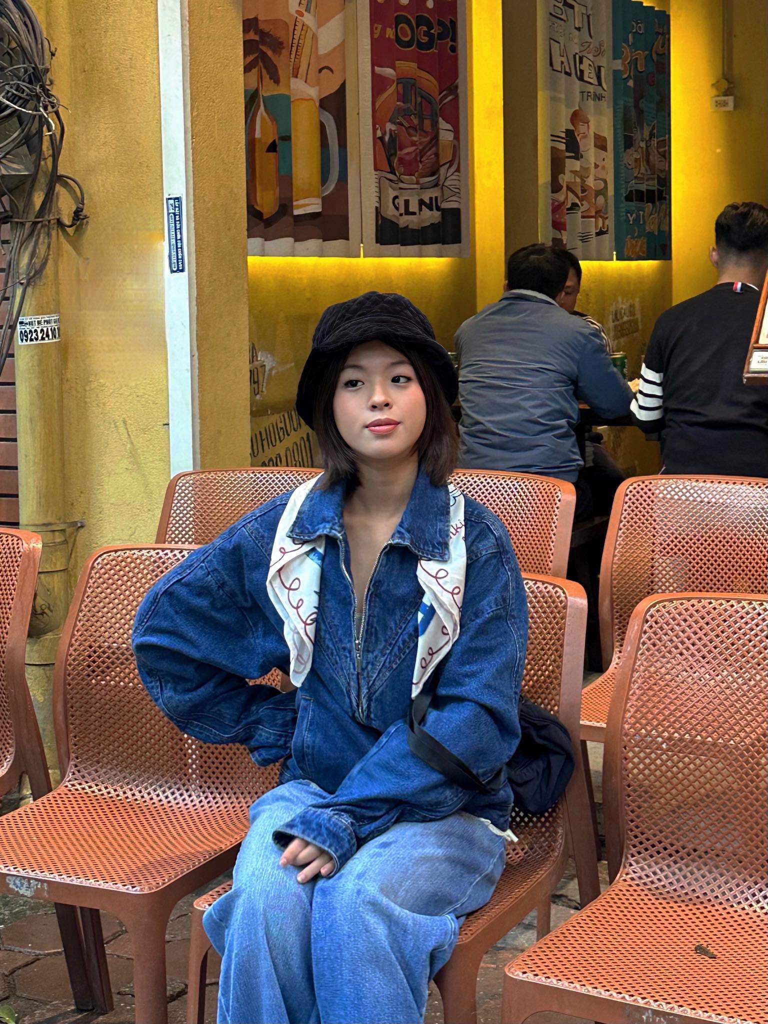 Đời thường, Hồng Khanh chuộng phong cách cá tính, năng động với mái tóc ngắn tôn nét đẹp hiện đại.