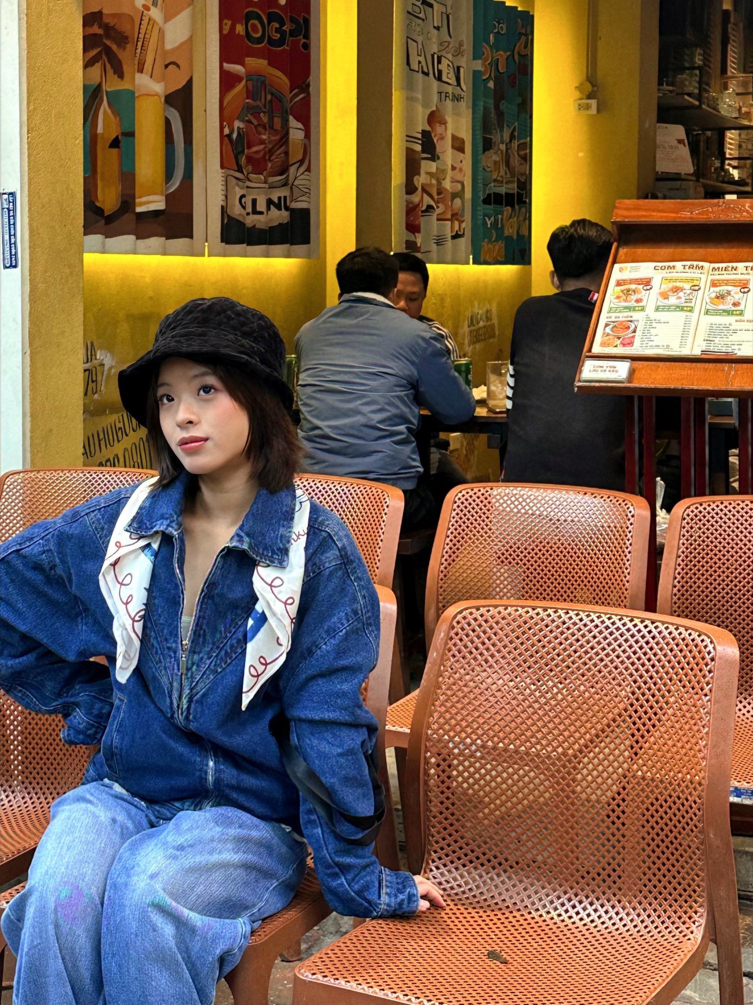 Đời thường, Hồng Khanh chuộng phong cách cá tính, năng động với mái tóc ngắn tôn nét đẹp hiện đại.