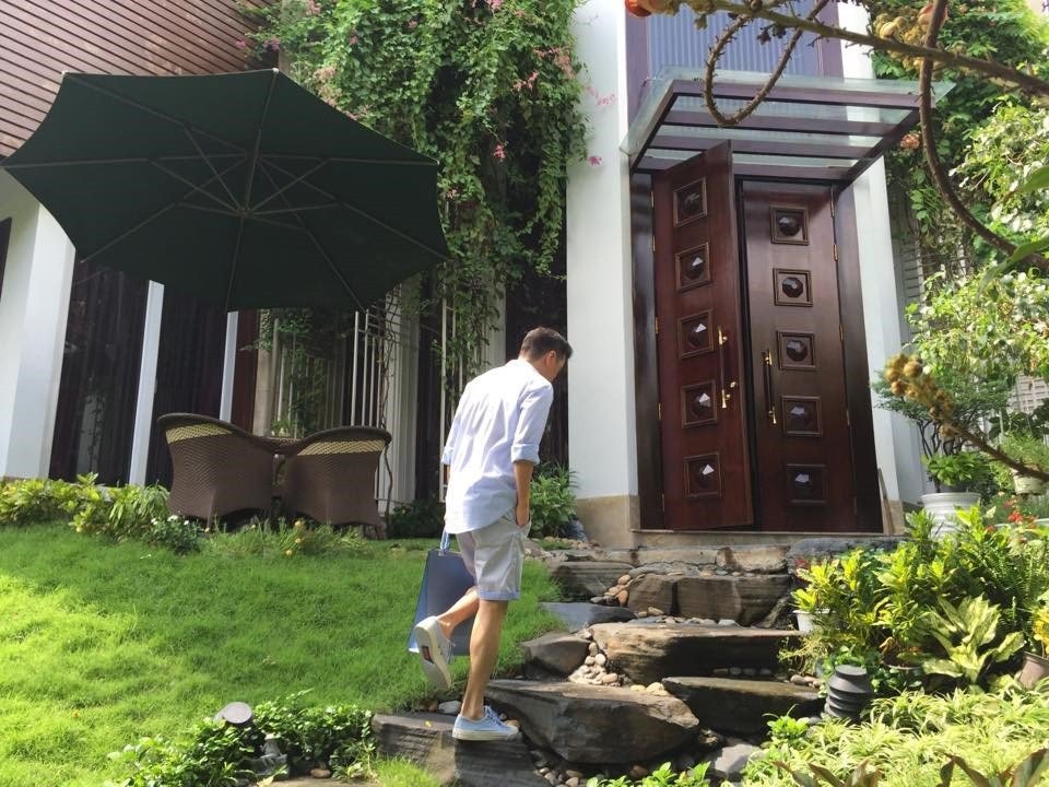 Biệt thự của Đàm Vĩnh Hưng có hai mặt tiền đường, được rao bán 115 tỷ đồng.