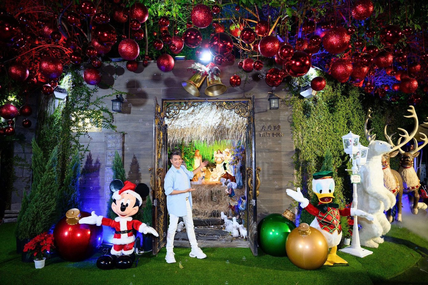 Đàm Vĩnh Hưng trang trí Noel cho căn biệt thự lần cuối.
