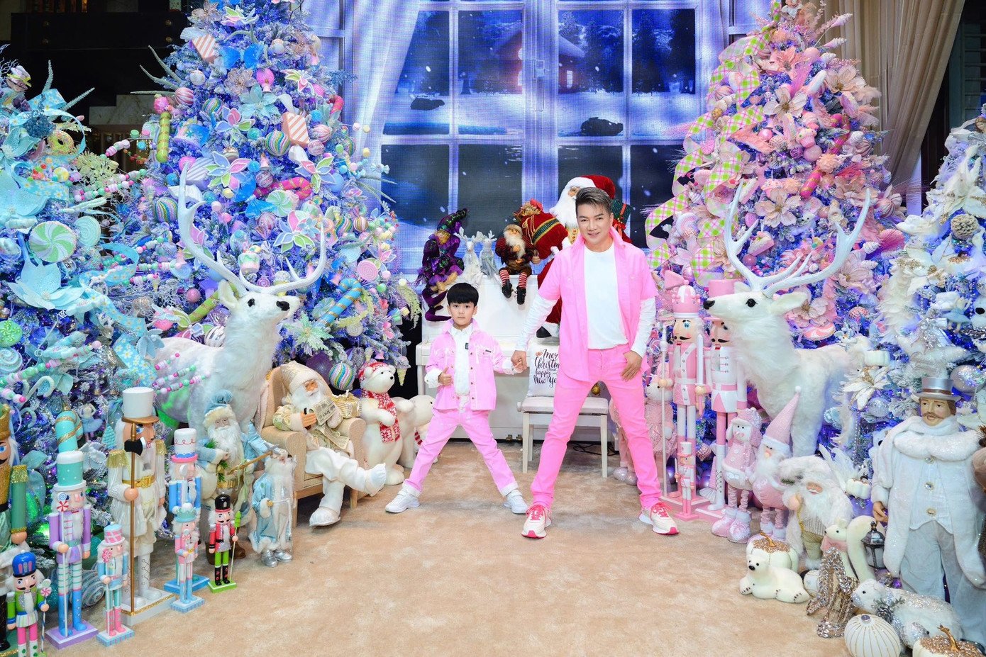 Đàm Vĩnh Hưng trang trí Noel cho căn biệt thự lần cuối.