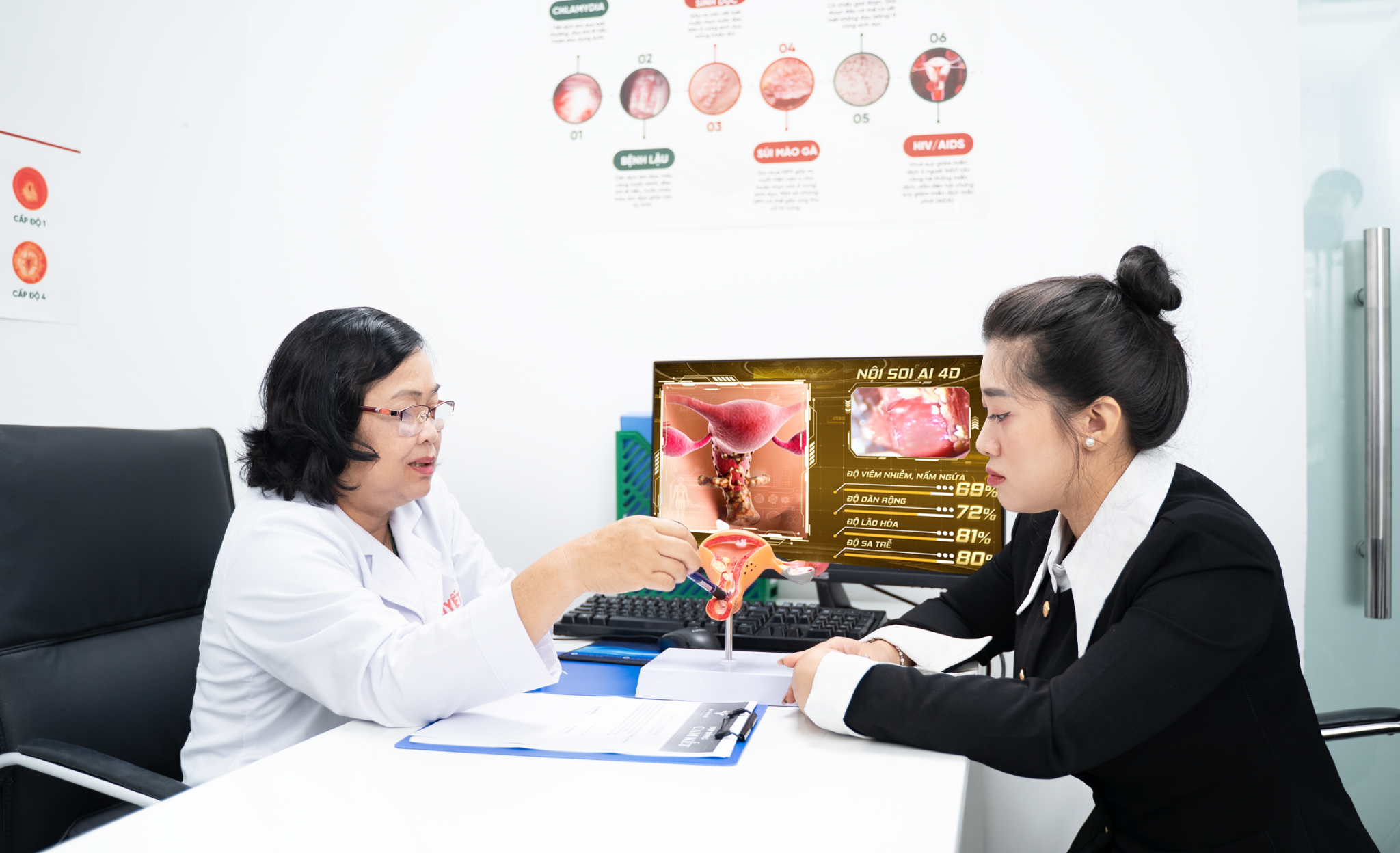 Bác sĩ Đồng Tuyết thăm khám cho người bệnh