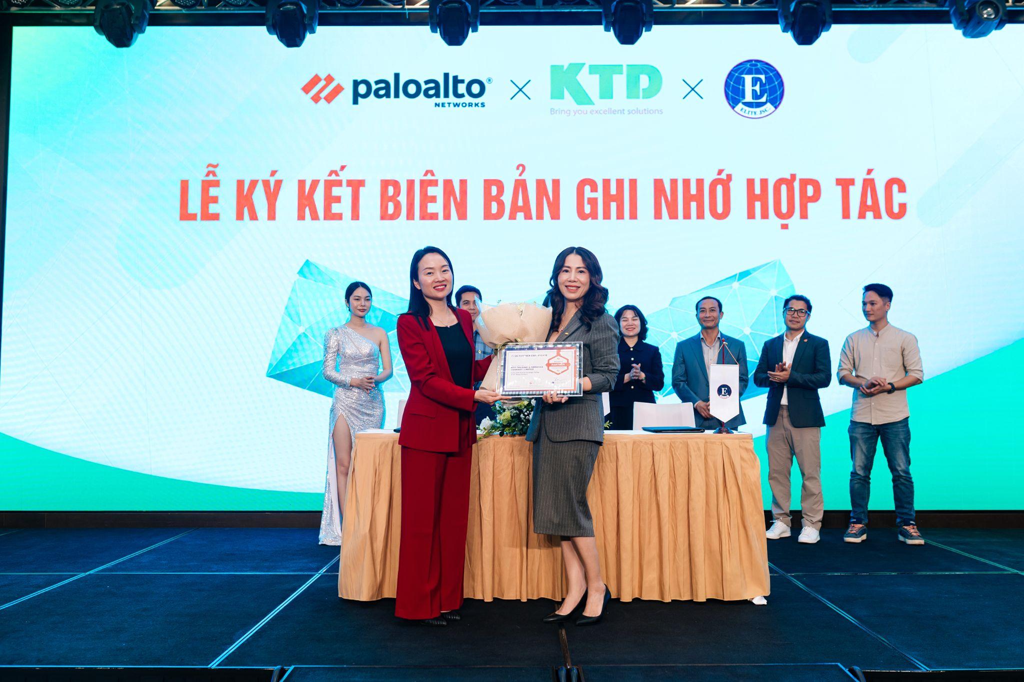 Bà Việt Nguyễn – Giám đốc Đối tác Palo Alto Networks Việt Nam (ngoài cùng bên trái) ký kết biên bản ghi nhớ hợp tác với lãnh đạo đối tác KTD