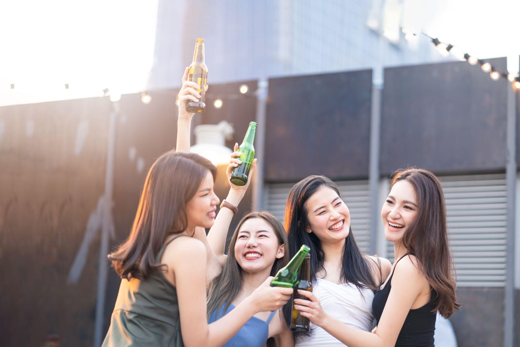 Thanh thiếu niên hay tụ tập nơi đông đúc, chia sẻ chung nhiều đồ dùng có nguy cơ lây nhiễm vi khuẩn não mô cầu. Ảnh minh họa: Shutterstock