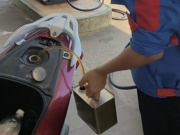 Cho thôi việc nhân viên cây xăng rút xăng của khách hàng vì không chấp nhận chuyển khoản