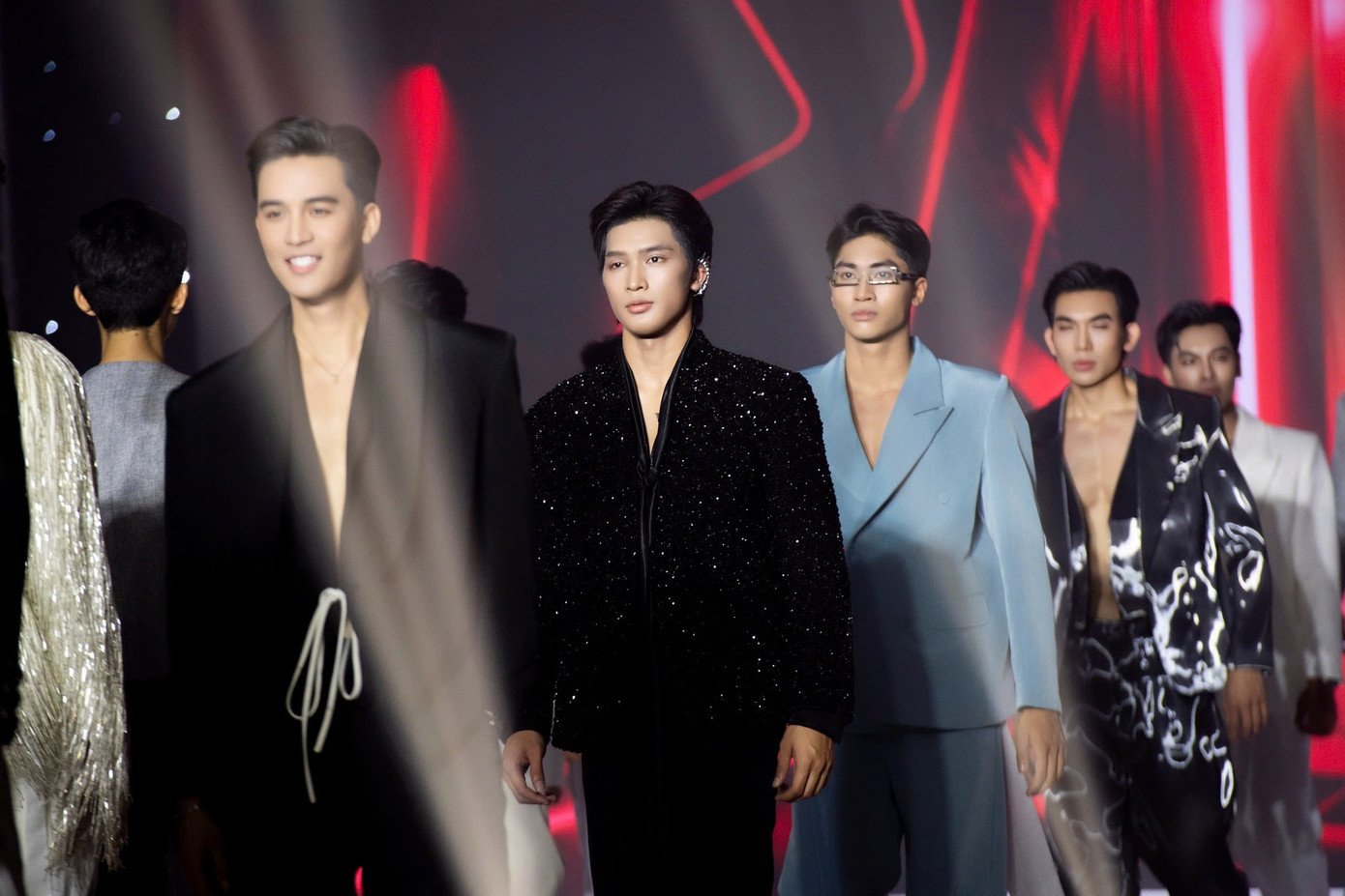 Thí sinh trong các phần thi của đêm chung kết.