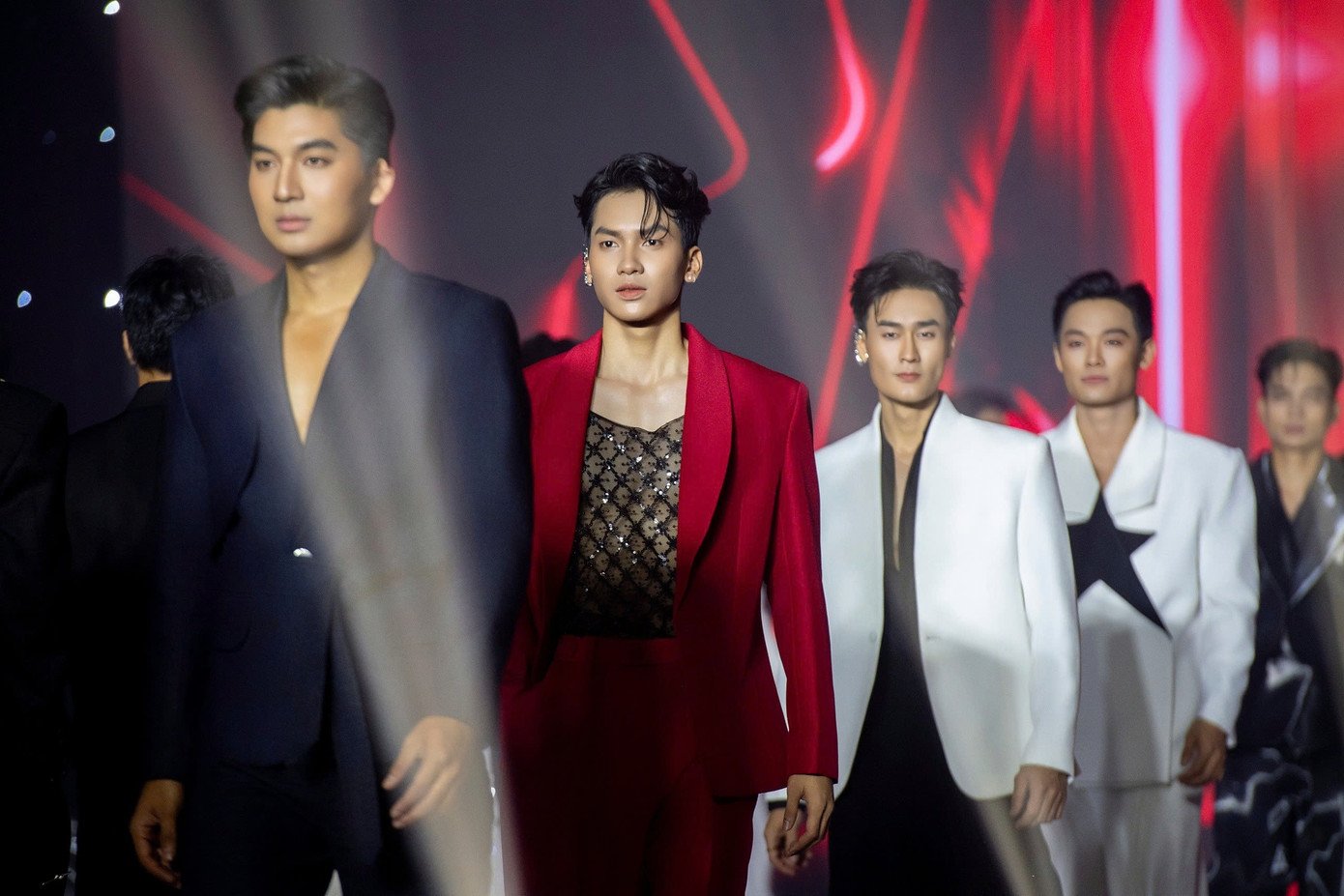 Thí sinh trong các phần thi của đêm chung kết.