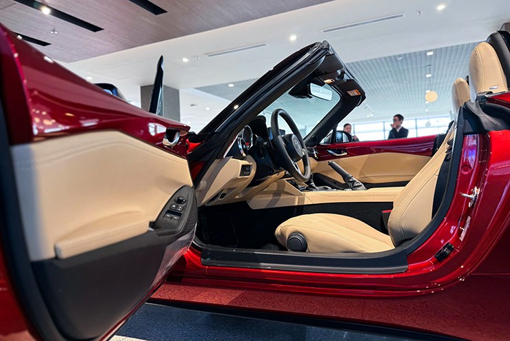 Hệ thống âm thanh BOSE với loa được bố trí thêm ở phần tựa đầu ghế lái và phụ. MX-5 thế hệ mới vẫn giữ nguyên niềm vui lái thuần khiết, đúng tinh thần làm nên tên tuổi của dòng xe huyền thoại.
