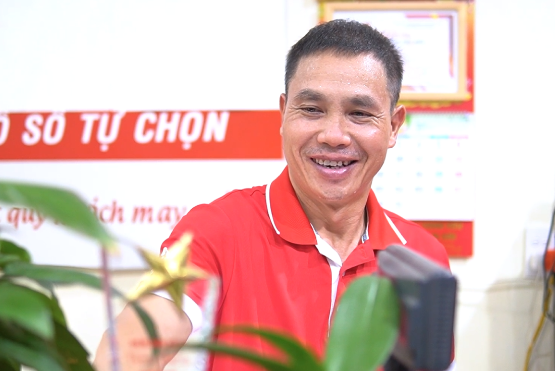 Anh Phạm Hồng Thêm (50 tuổi), chủ một điểm bán vé số Vietlott ở Lạng Sơn.