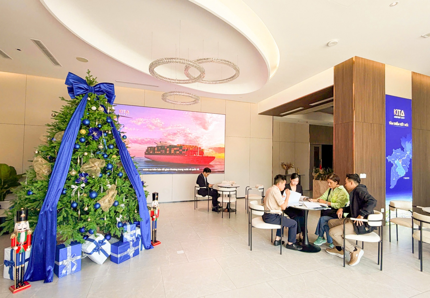 Khách hàng tham quan căn hộ mẫu Stella Icon tại trung tâm trải nghiệm