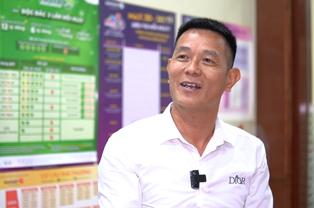 Anh Đỗ Trọng Tuyến (47 tuổi), một khách hàng tới mua vé để “xin vía”.