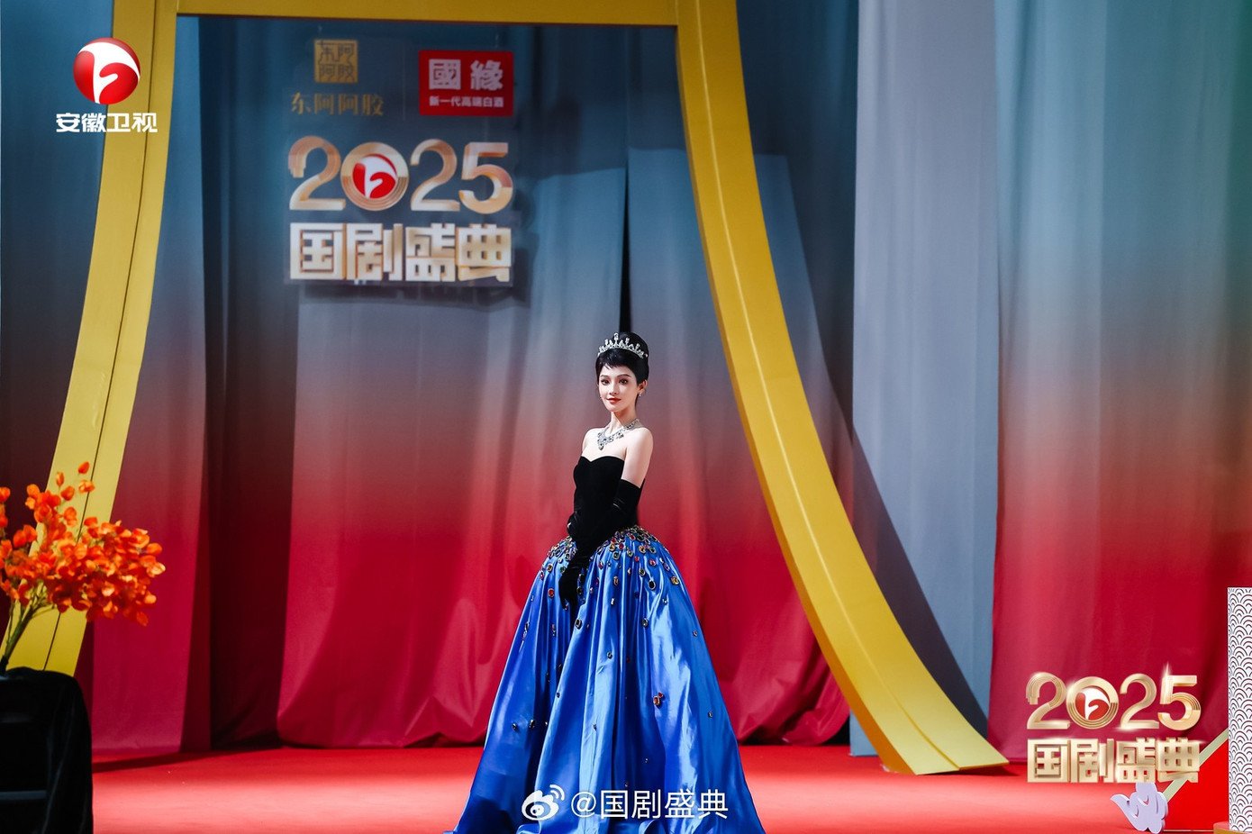 Nữ diễn viên phim Phượng Hoàng Đài Thượng gây chú ý khi xuất hiện với mái tóc ngắn lạ mắt, kết hợp cùng trang phục và vương miện lộng lẫy.