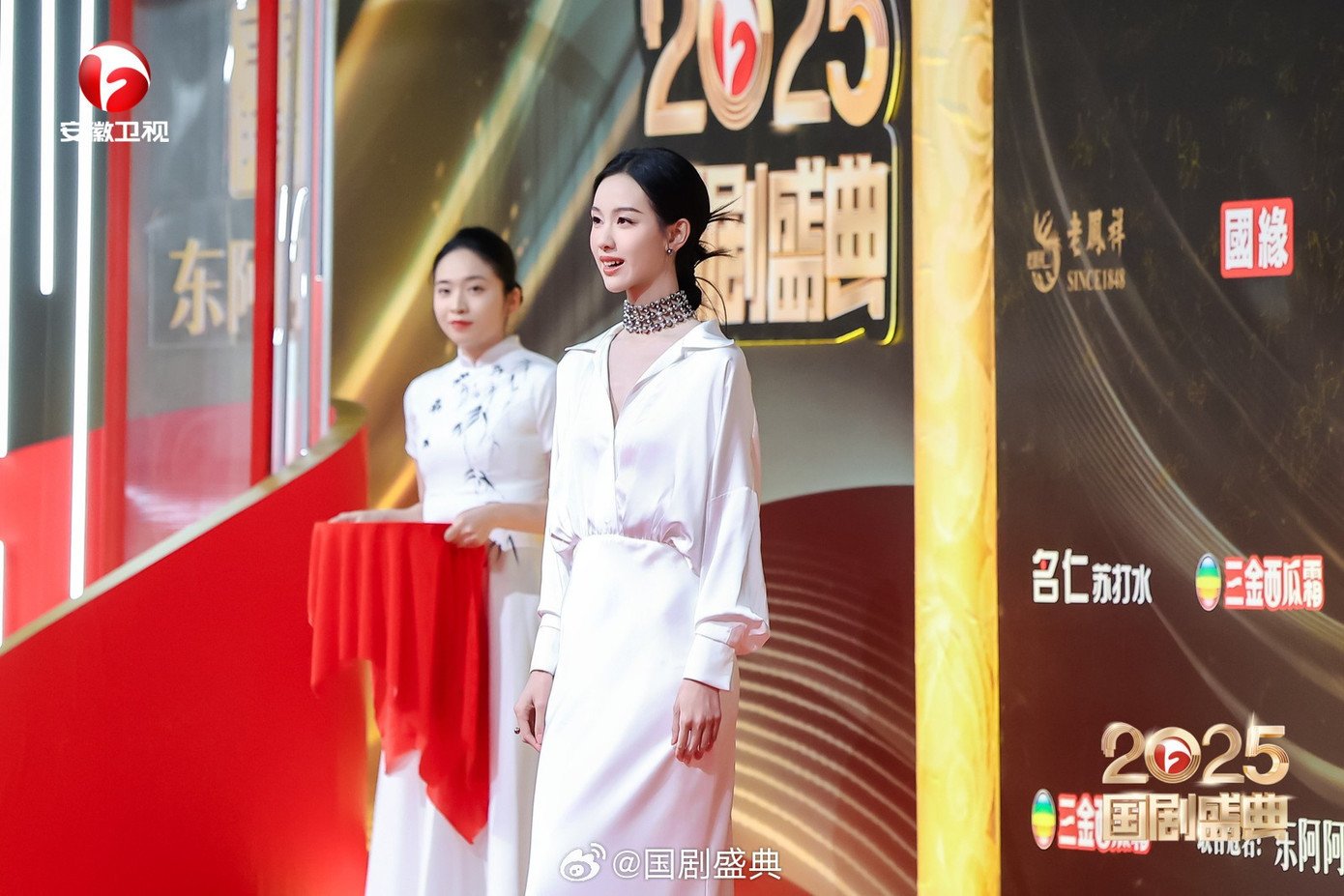 Cô nàng hóa thân thành "bạch nguyệt quang" với outfit trắng từ đầu đến chân.