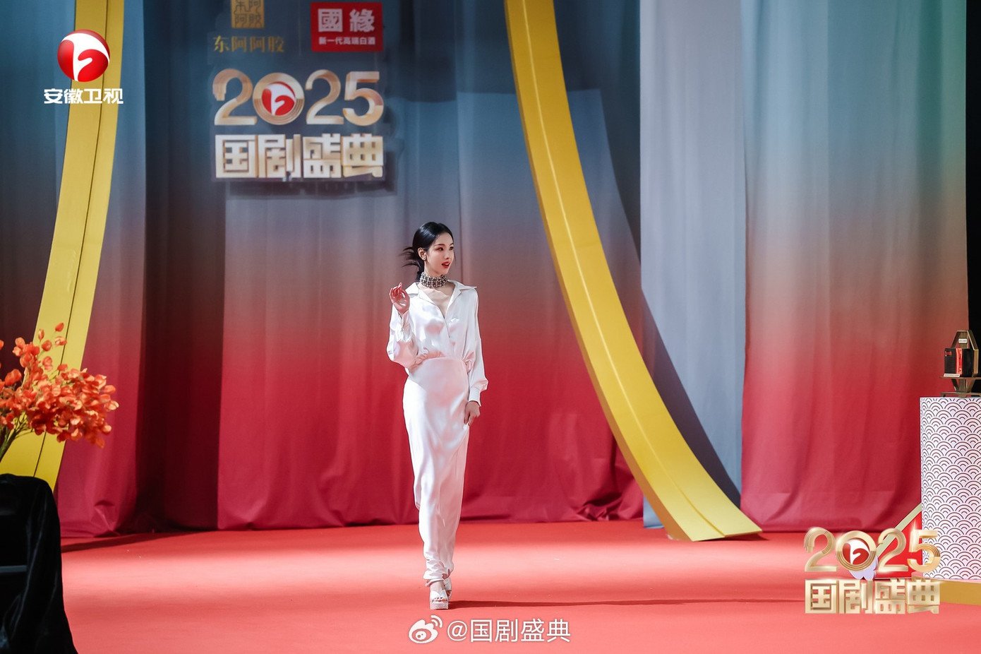 Cô nàng hóa thân thành "bạch nguyệt quang" với outfit trắng từ đầu đến chân.