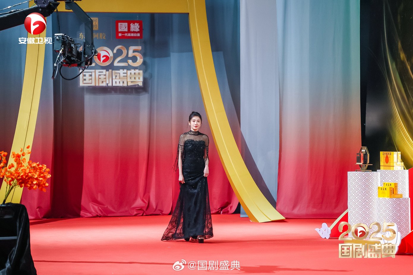 Trong khi đó, Giả Tịnh Văn vẫn gây ấn tượng với vẻ ngoài xinh đẹp, rạng rỡ dù đã bước sang tuổi ngoài 50.