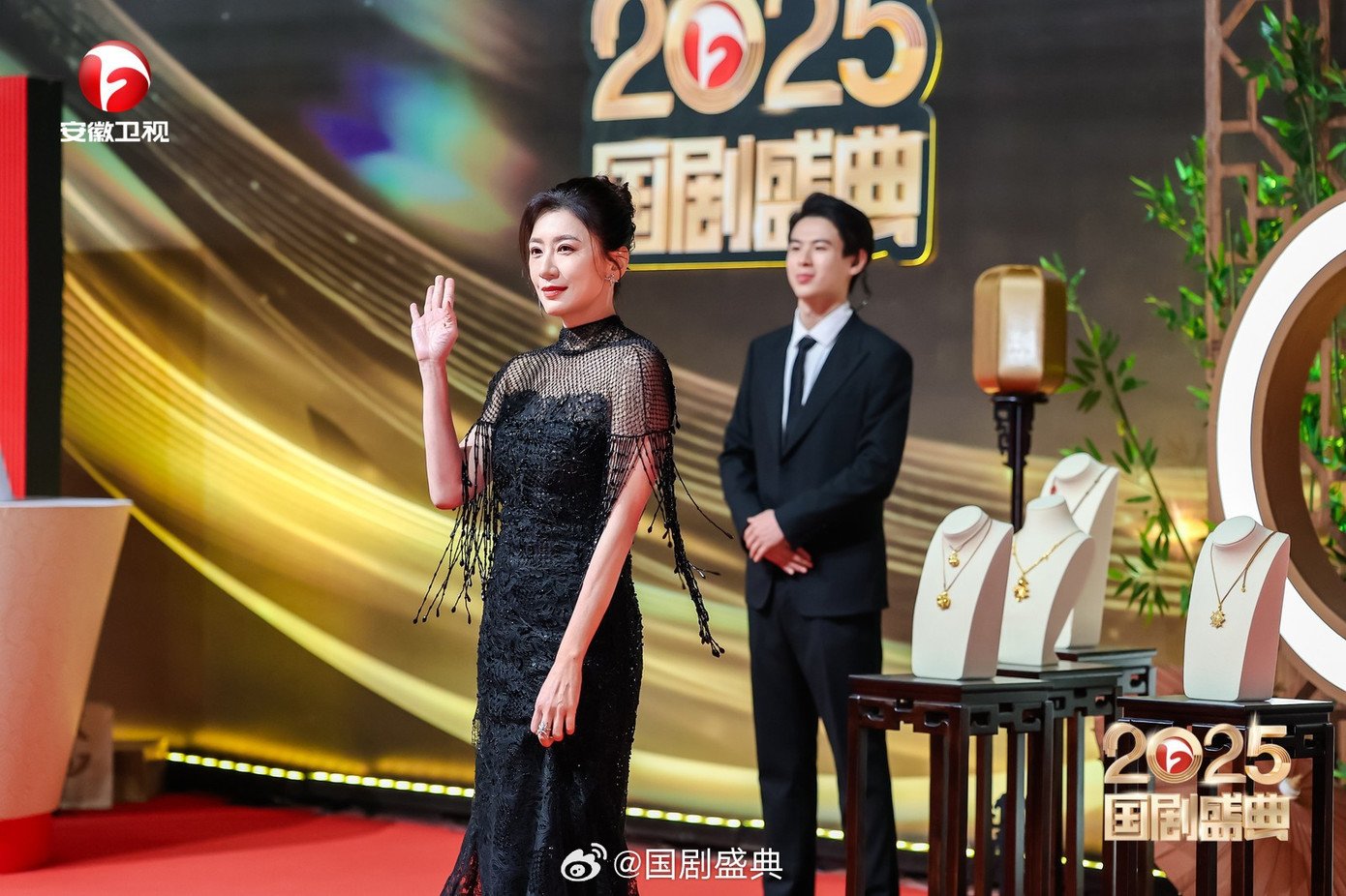 Trong khi đó, Giả Tịnh Văn vẫn gây ấn tượng với vẻ ngoài xinh đẹp, rạng rỡ dù đã bước sang tuổi ngoài 50.