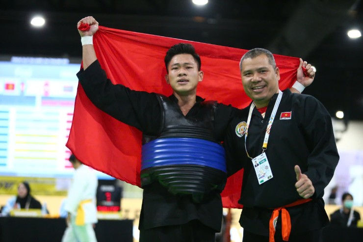 Tấn Sang vượt qua việc bị đối thủ chơi xấu, trọng tài thiên vị để giành HCV.&nbsp;Ảnh: Lê Phong